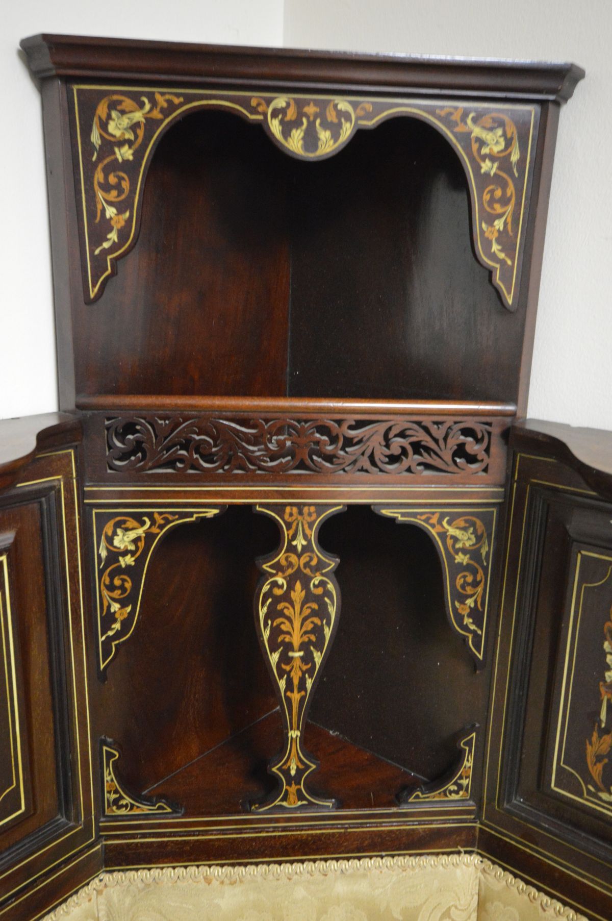 AN EDWARDIAN MAHOGANY AND MARQUETRY INLAID CORNER SOFA, the top section with four panels flanking - Image 5 of 6