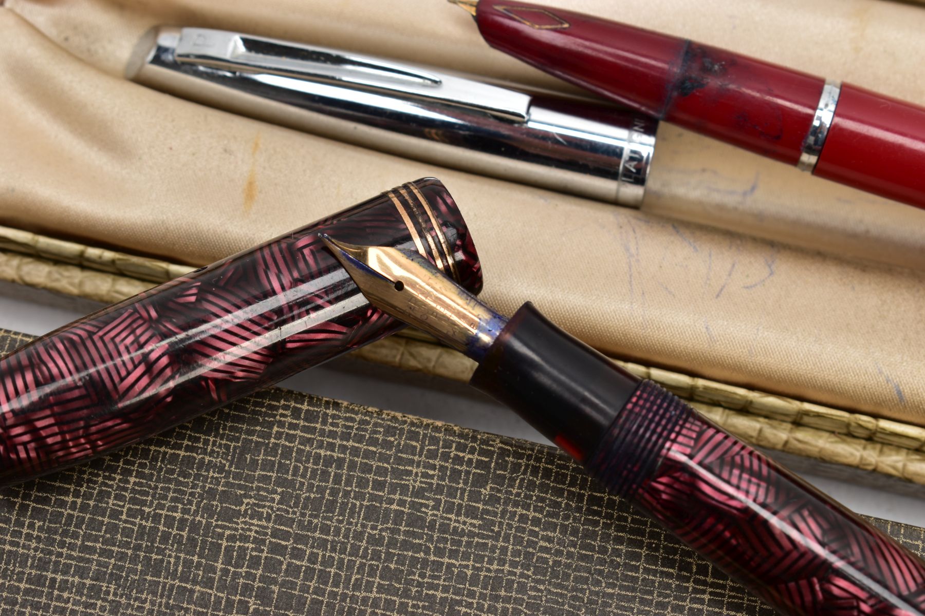 A TRAY OF FOUNTAIN AND BALLPOINT PENS, to include an Esterbrook lever fill in marble green, a - Image 5 of 5