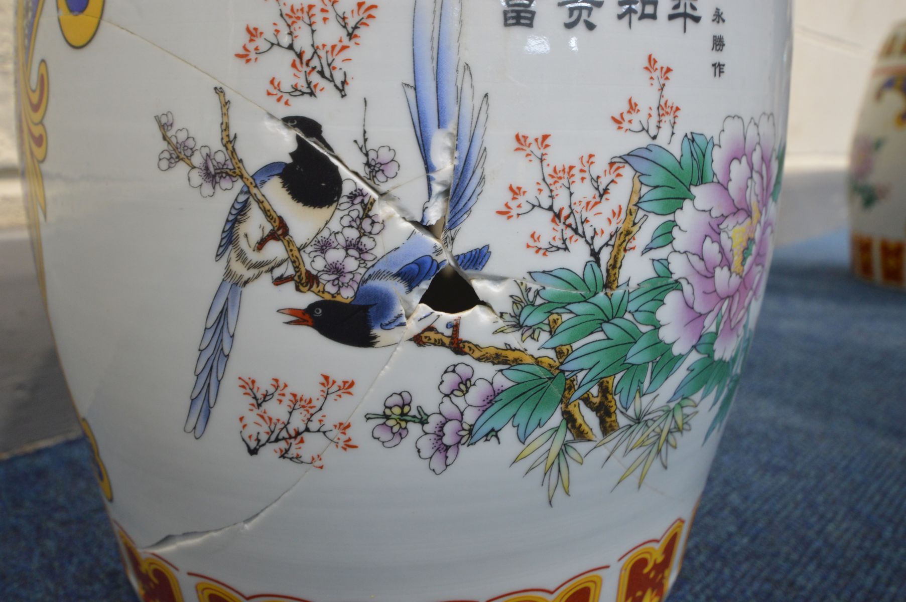 AN ORIENTAL PORCELAIN CIRCULAR TABLE, on a pedestal base, with chinoiserie decoration and majority - Image 8 of 8