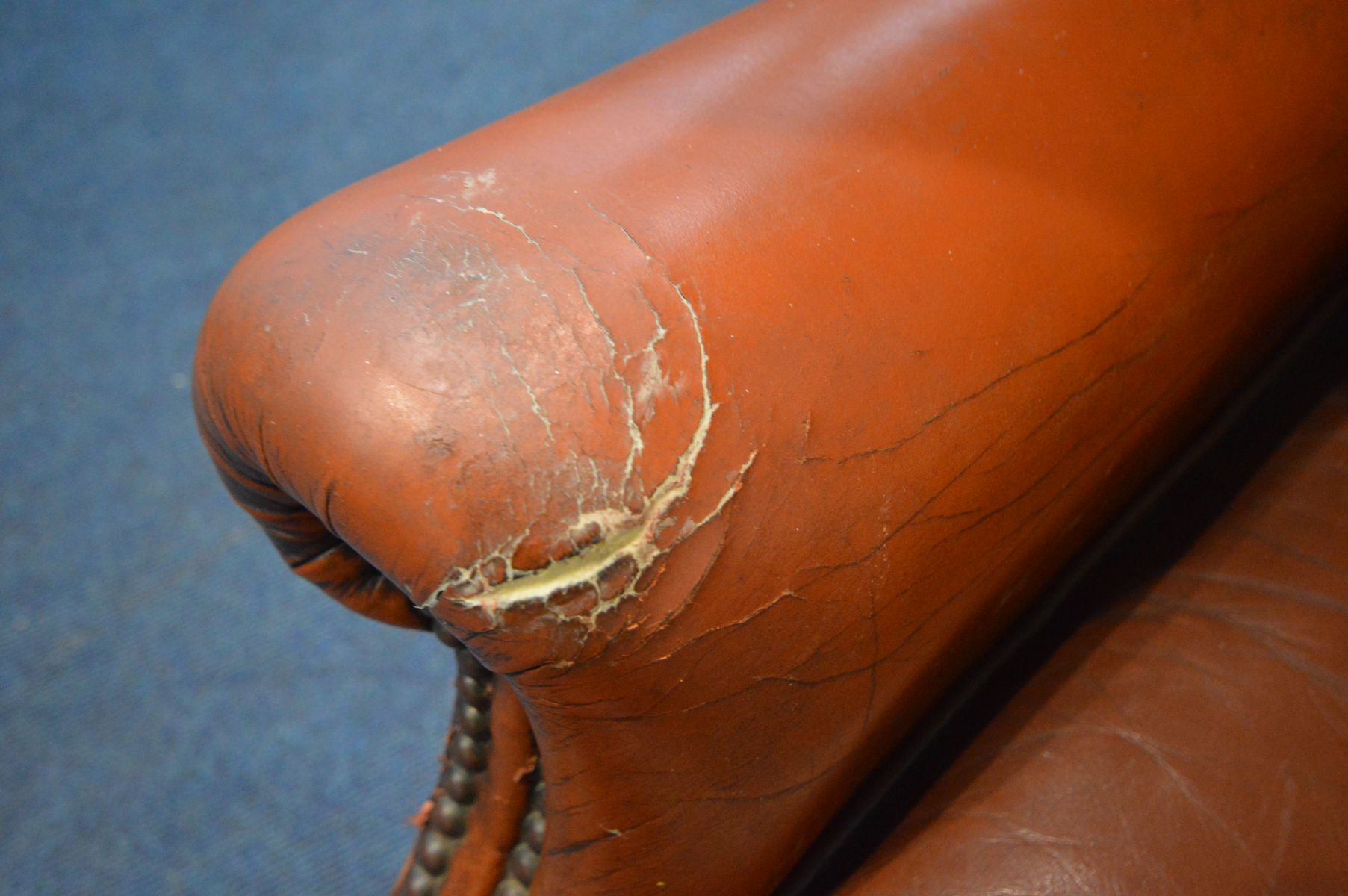 A BURNT ORANGE LEATHER BUTTON WINGBACK ARMCHAIR (condition - rip to left arm, crack to right arm, - Image 5 of 5