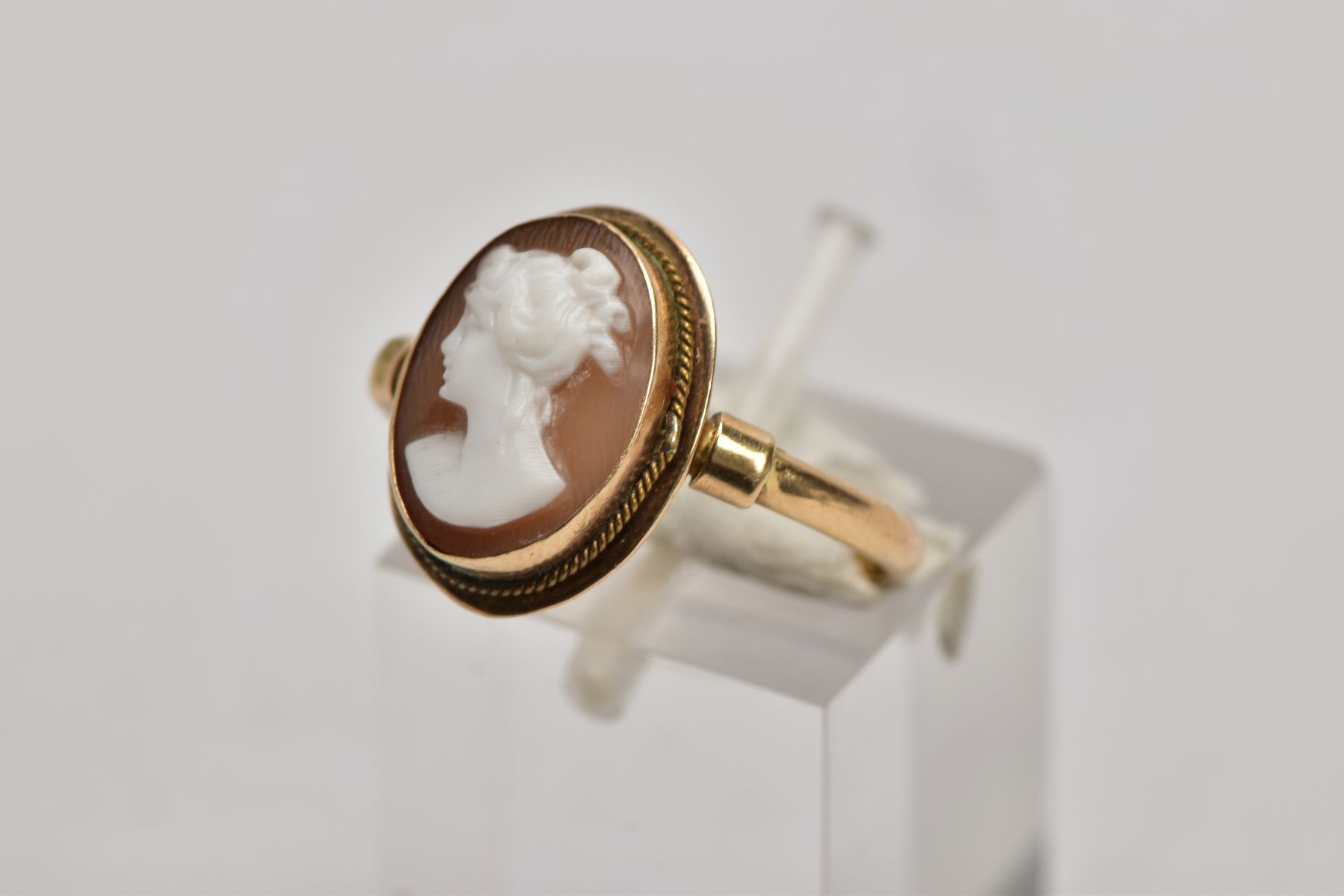 A 9CT ROSE GOLD, GEORGE V WEDGWOOD RING AND A YELLOW METAL CAMEO RING, the blue wedgwood ring of a - Image 2 of 8