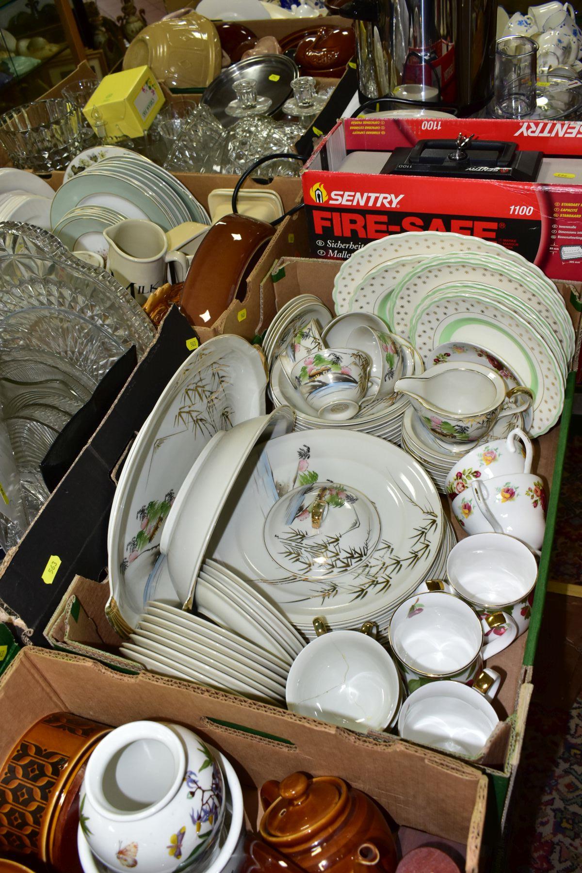 SIX BOXES AND LOOSE TEA/DINNERWARES, GLASSWARES, KITCHEN RELATED ITEMS, etc, to include boxed - Image 11 of 14