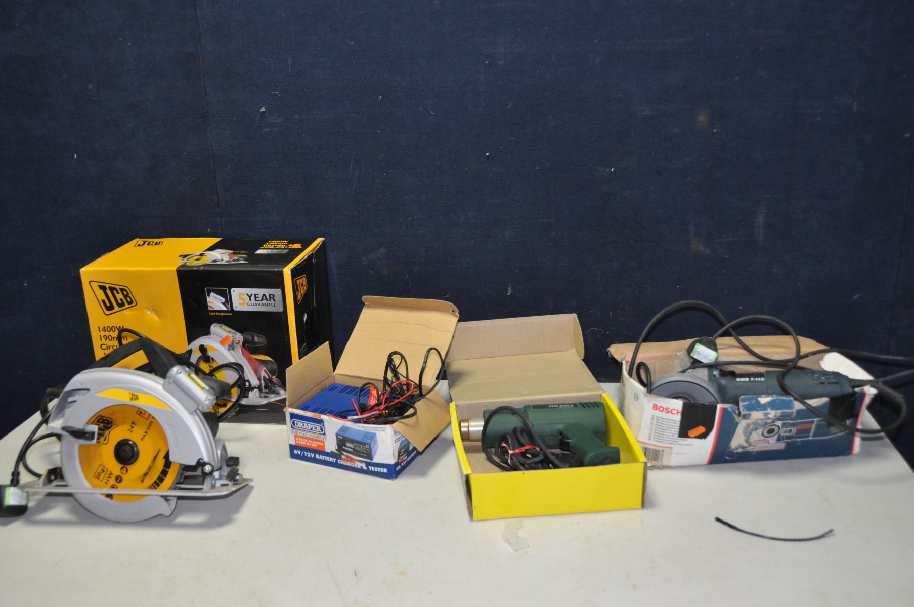 A JCB CS-1400L CIRCULAR SAW, a Draper 6 and 12v Battery Charger, a Bosch PHG-500-2 Heat Gun and a