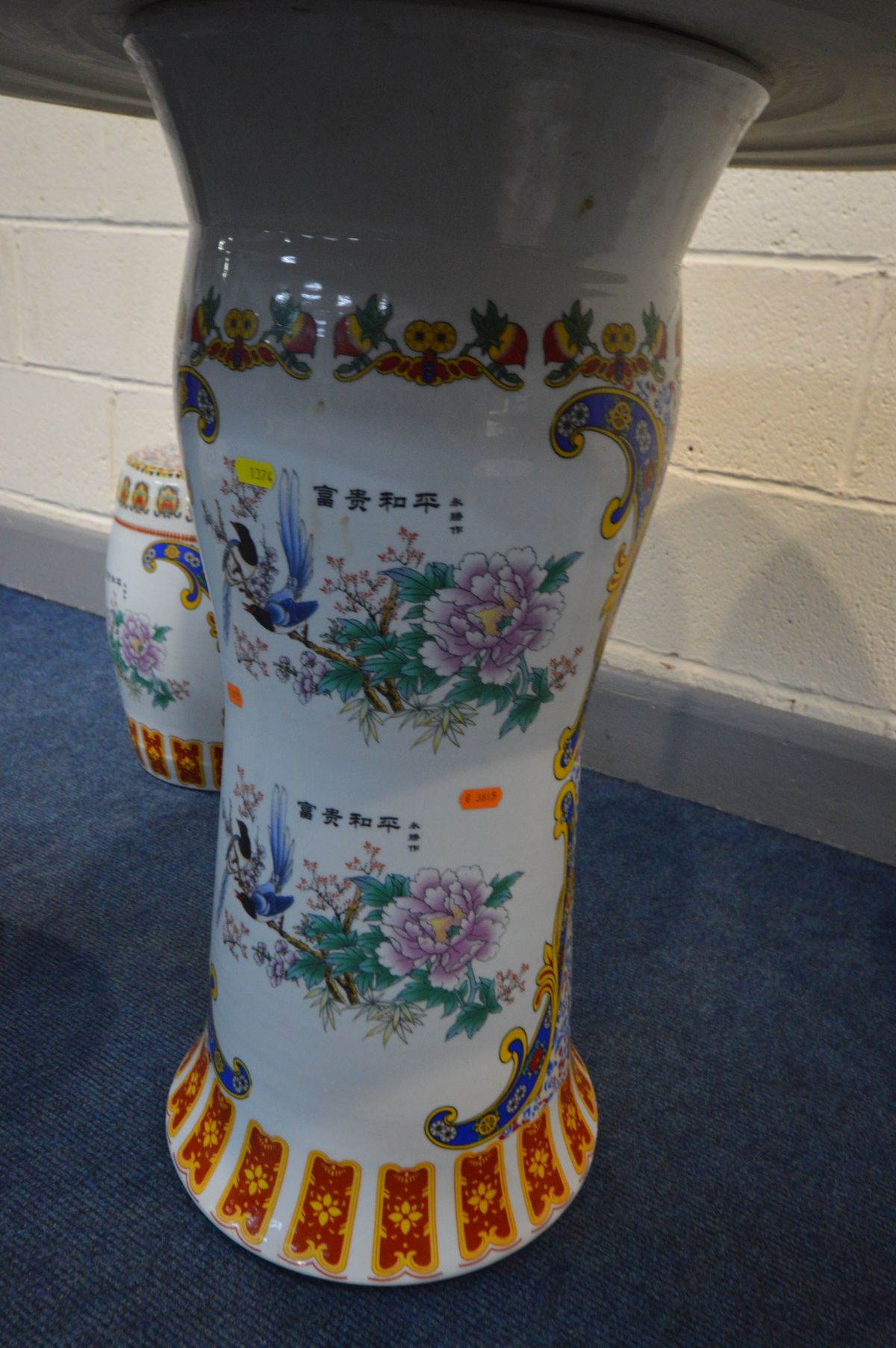 AN ORIENTAL PORCELAIN CIRCULAR TABLE, on a pedestal base, with chinoiserie decoration and majority - Image 6 of 8