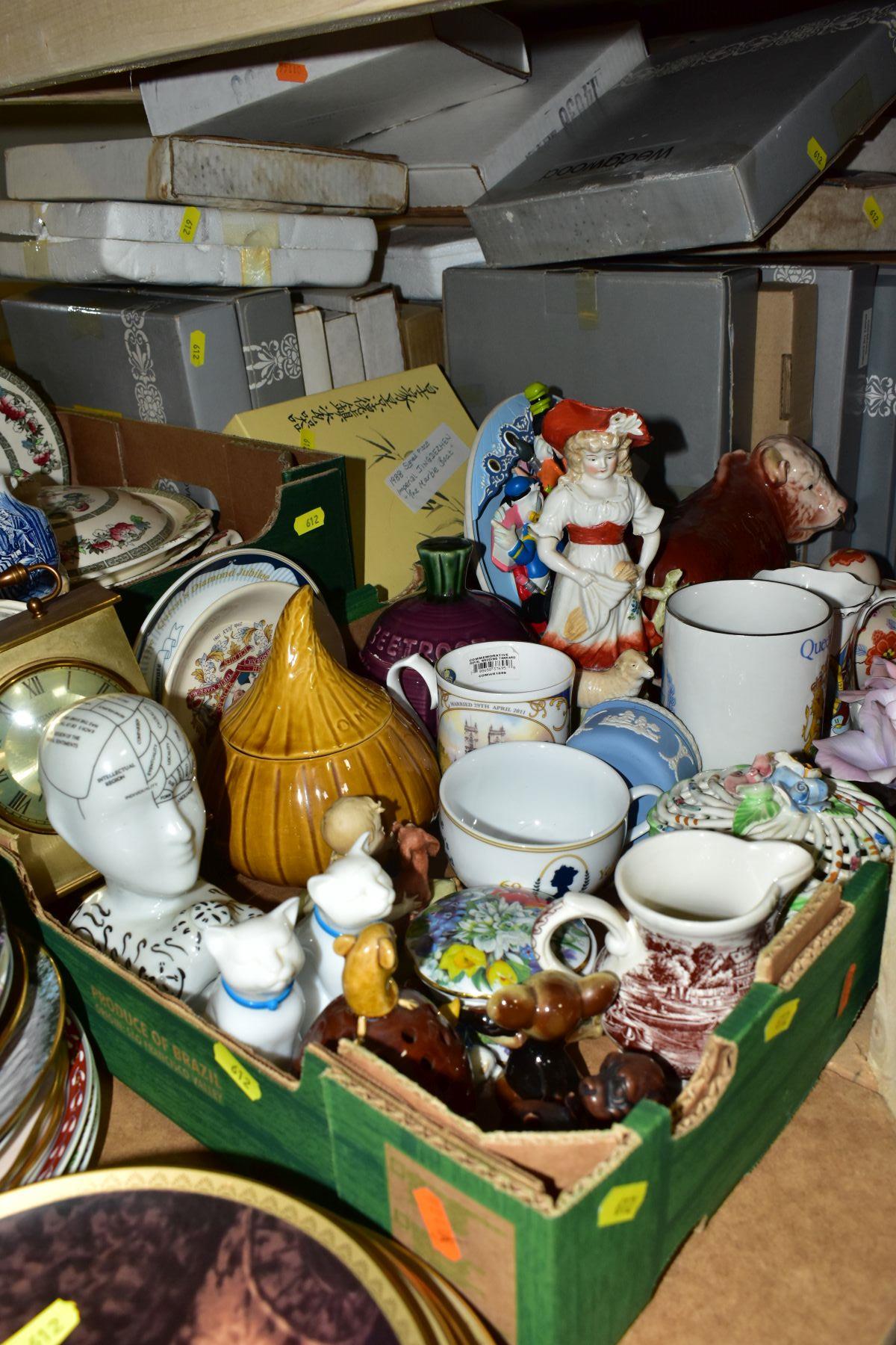 FOUR BOXES AND LOOSE CERAMICS, GLASS, MISCELLANEOUS ITEMS, BOXED CABINET PLATES, etc, to include - Image 4 of 16