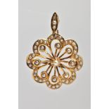 AN EARLY 20TH CENTURY 15CT GOLD SPLIT PEARL BROOCH/PENDANT, of floral design, branches lead from a