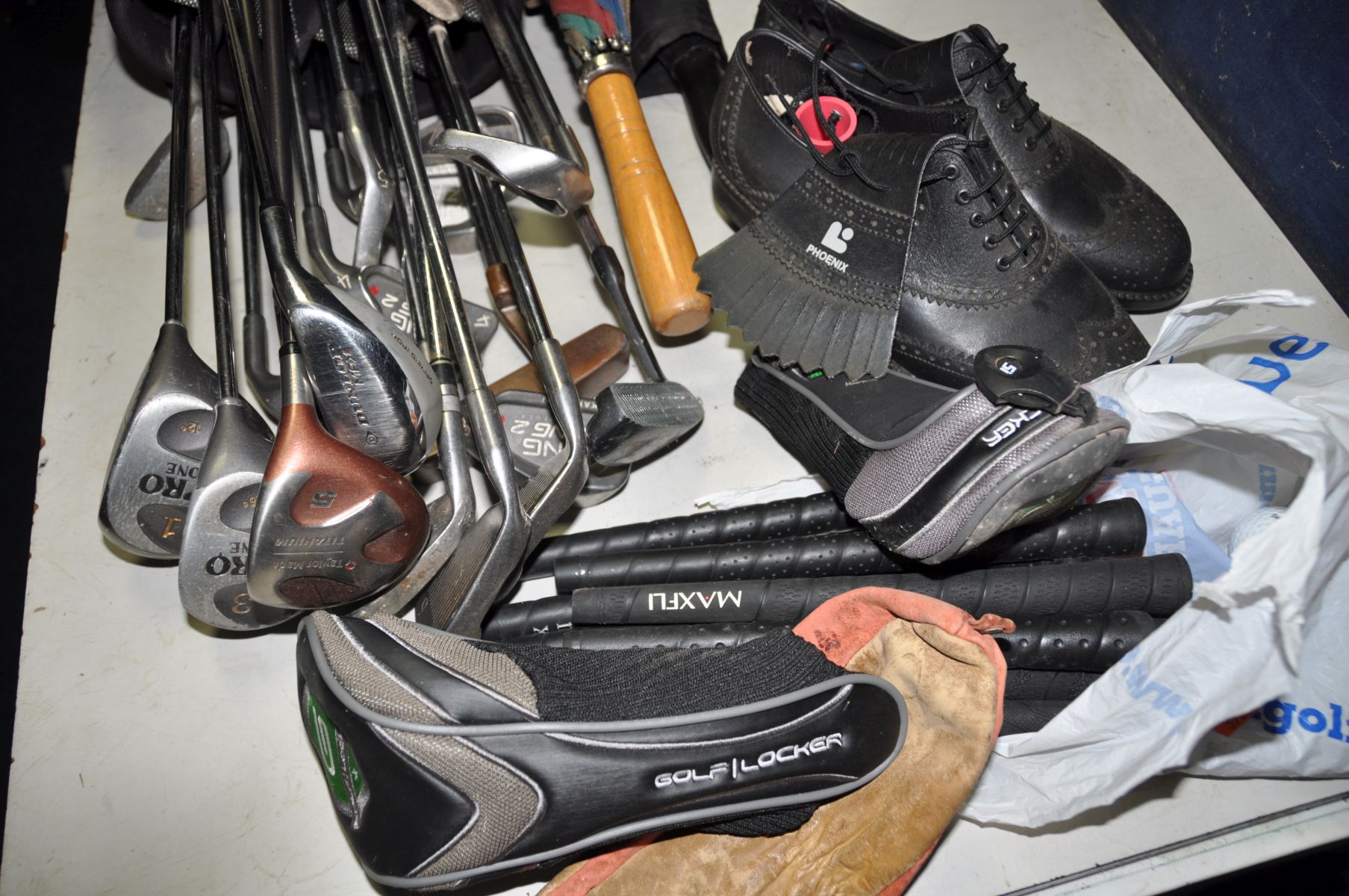 A GOLF BAG CONTAINING MOSTLY PING GOLF CLUBS, including Ping Zing 2 irons 3 to 9, a Taylor Made - Image 2 of 3