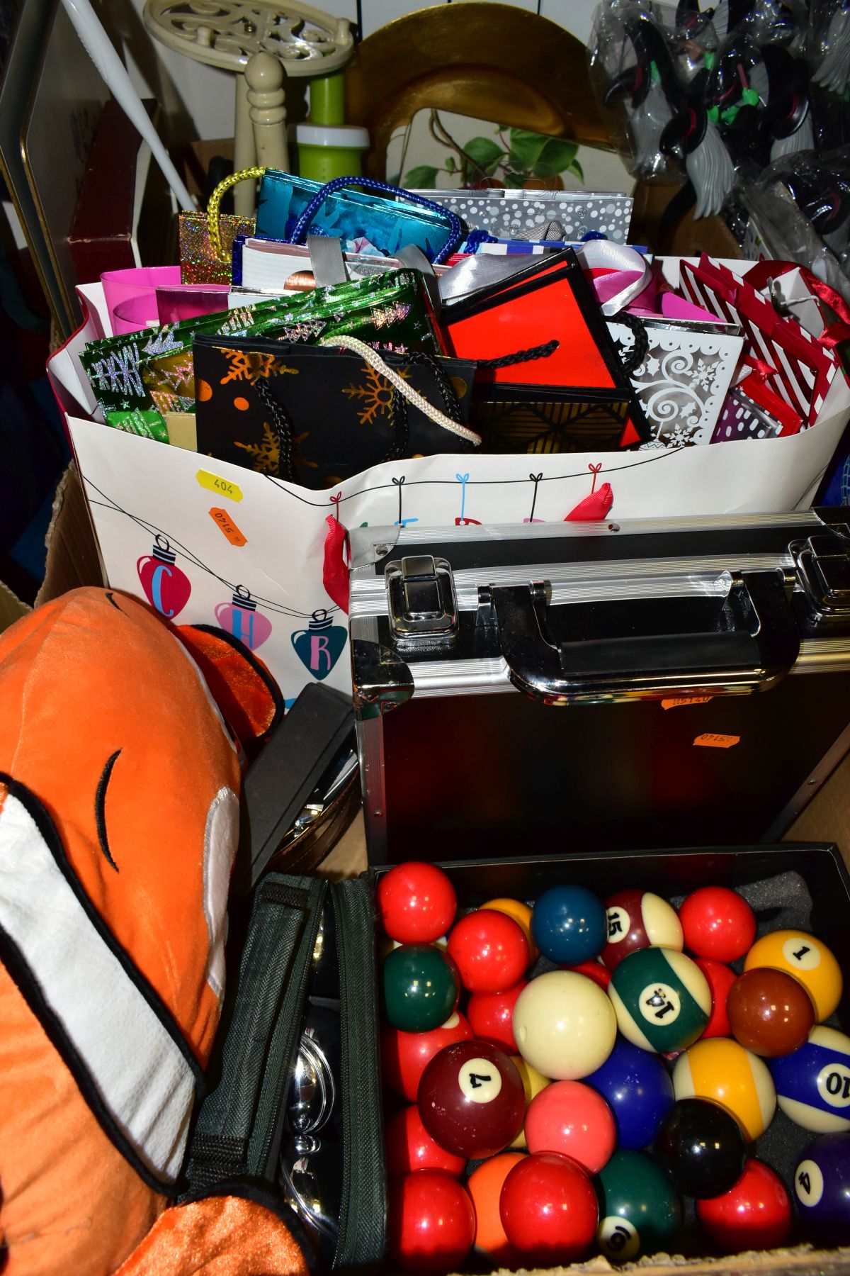 FOUR BOXES AND LOOSE OF SPORTING EQUIPMENT, HOUSEHOLD SUNDRIES, NOVELTY/PARTY ITEMS, CDS, DVDS, etc, - Image 3 of 13