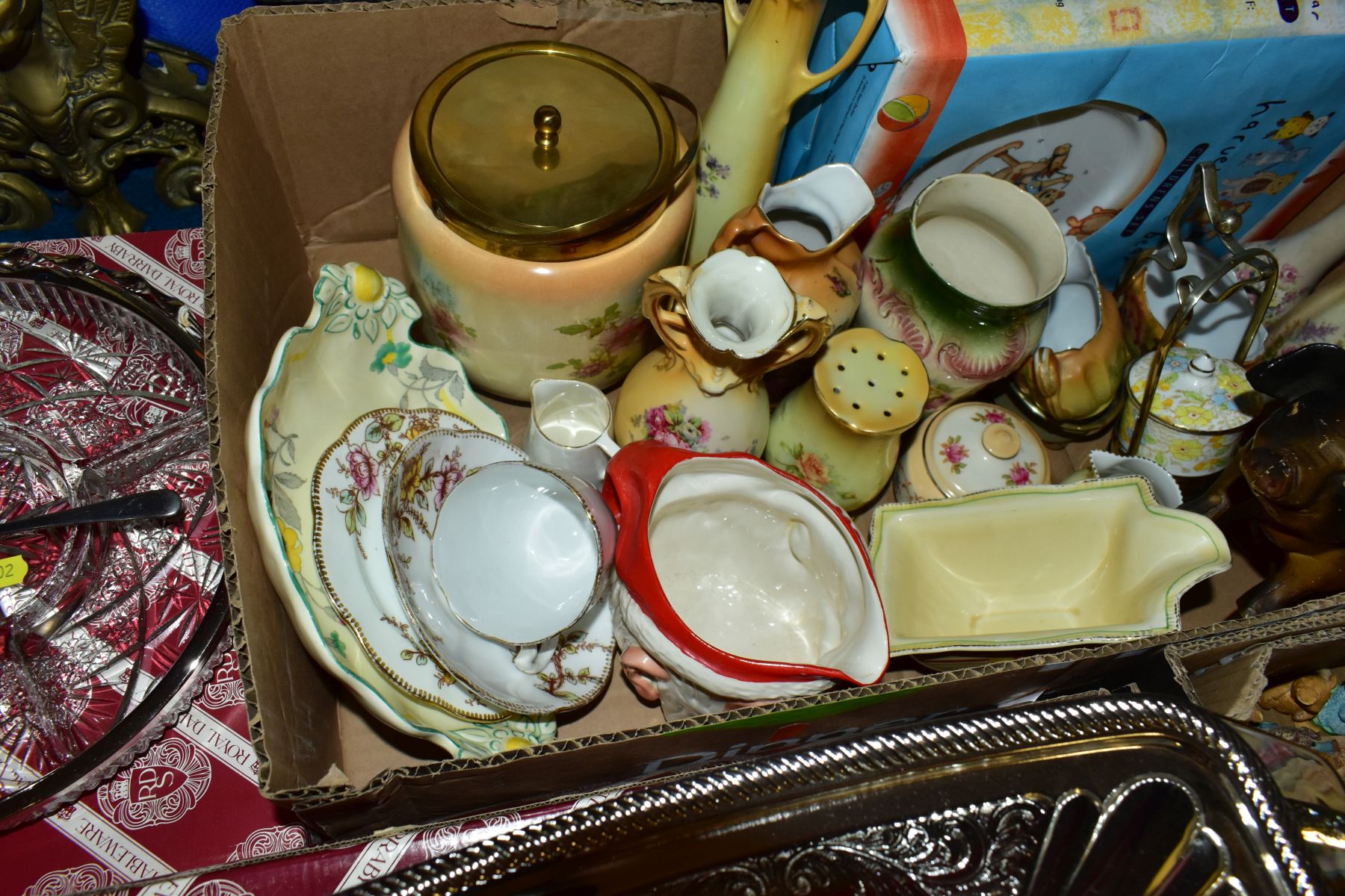 EIGHT BOXES AND LOOSE ITEMS OF CERAMICS, GLASS AND METALWARE to include Czechoslovakian cruet set - Image 18 of 18