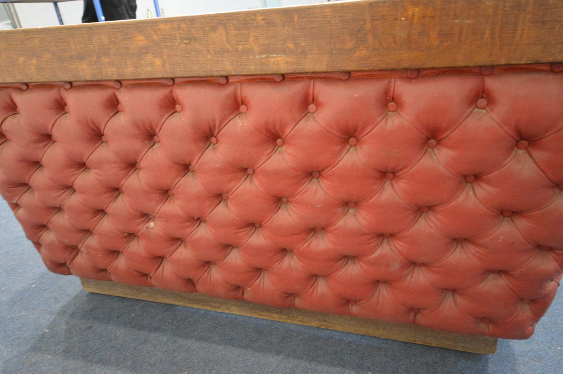 AN EARLY 20TH CENTURY OAK AND RED LEATHERETTE BUTTON SIDED KNEE HOLE DESK, with a bank of four - Image 6 of 7