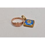 AN EARLY 20TH CENTURY 9CT ROSE GOLD RING AND A YELLOW METAL GUILLOCHE ENAMEL PENDANT, the rose