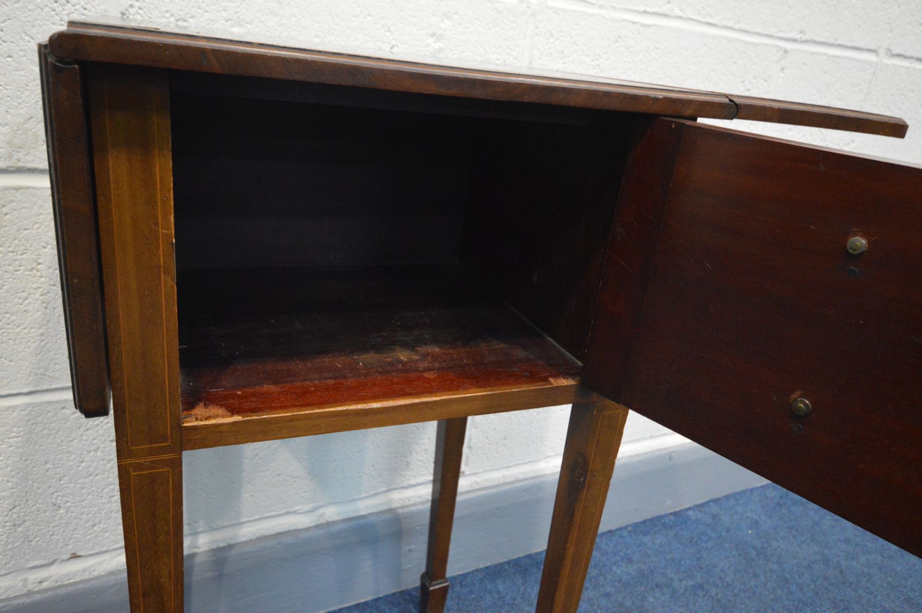 AN EDWARDIAN MAHOGANY AND INLAID DROP LEAF POT CUPBOARD, with a single cupboard, on square tapered - Image 3 of 3