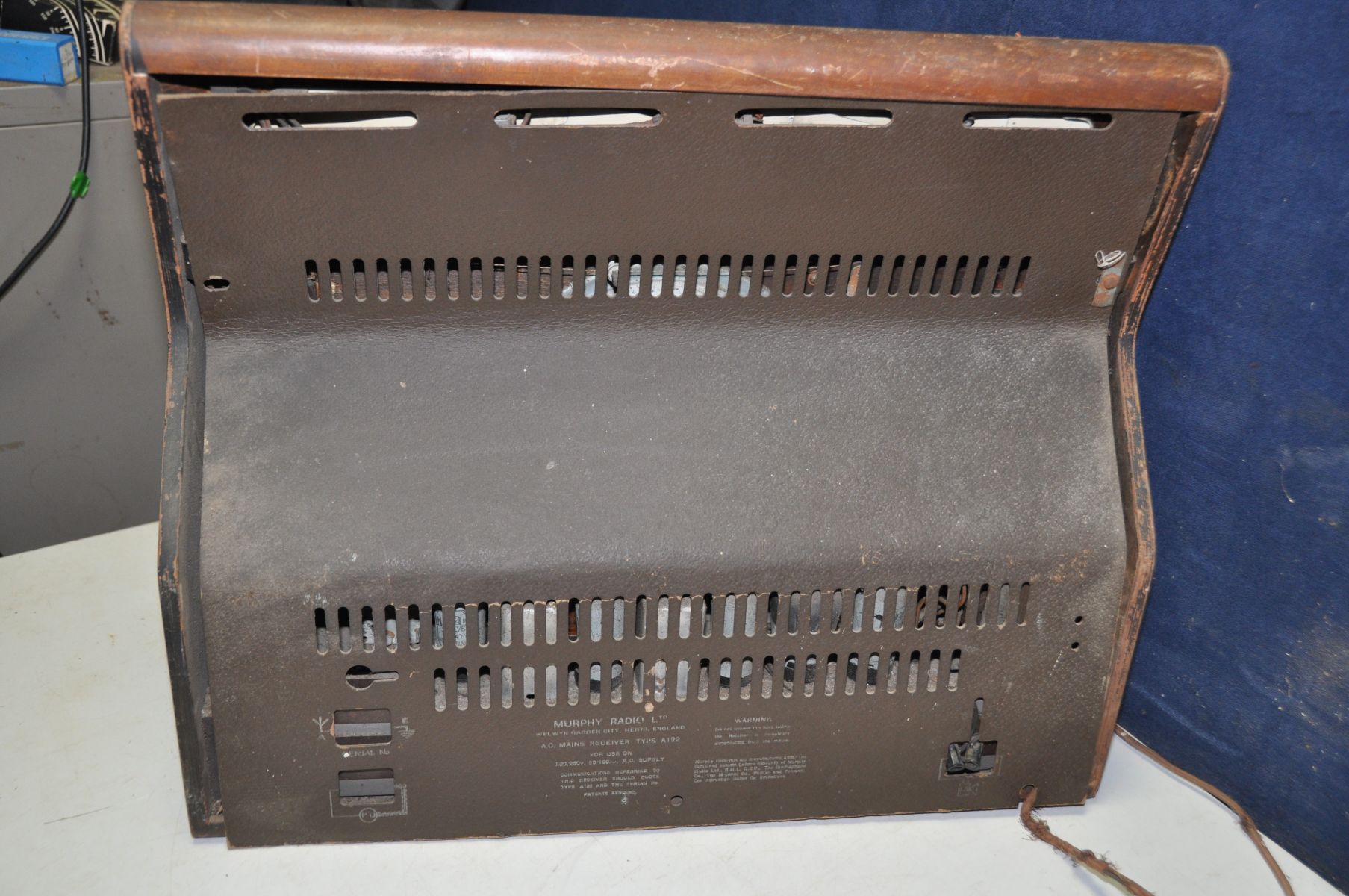 A VINTAGE MURPHY A122 VALVE RADIO in a walnut case (no plug so untested one control knob missing) - Image 3 of 5