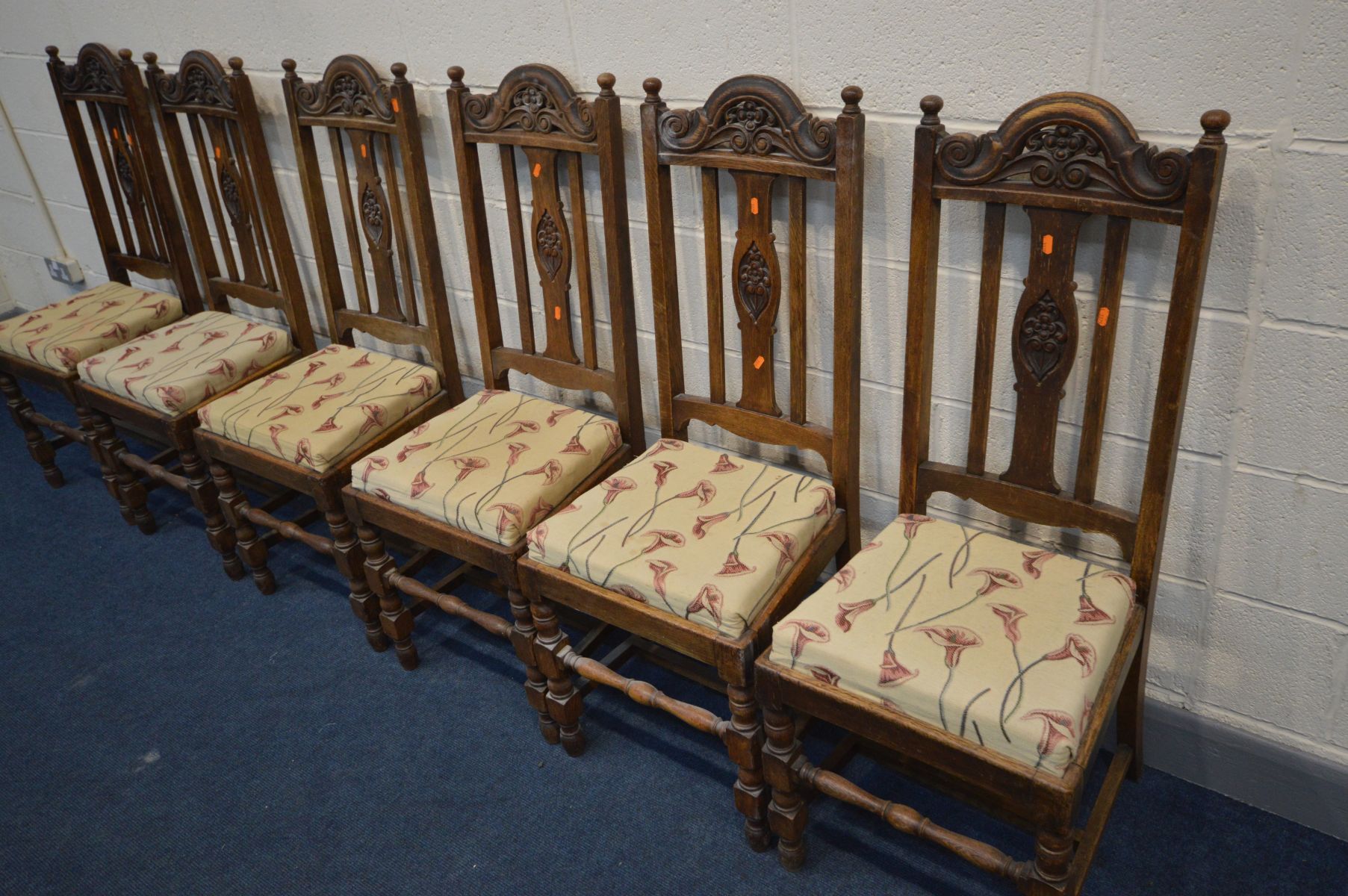 A SET OF SIX OAK EARLY TO MID 20TH CENTURY CHAIRS, carved top rail, carved splat, upholstered seat - Image 3 of 3