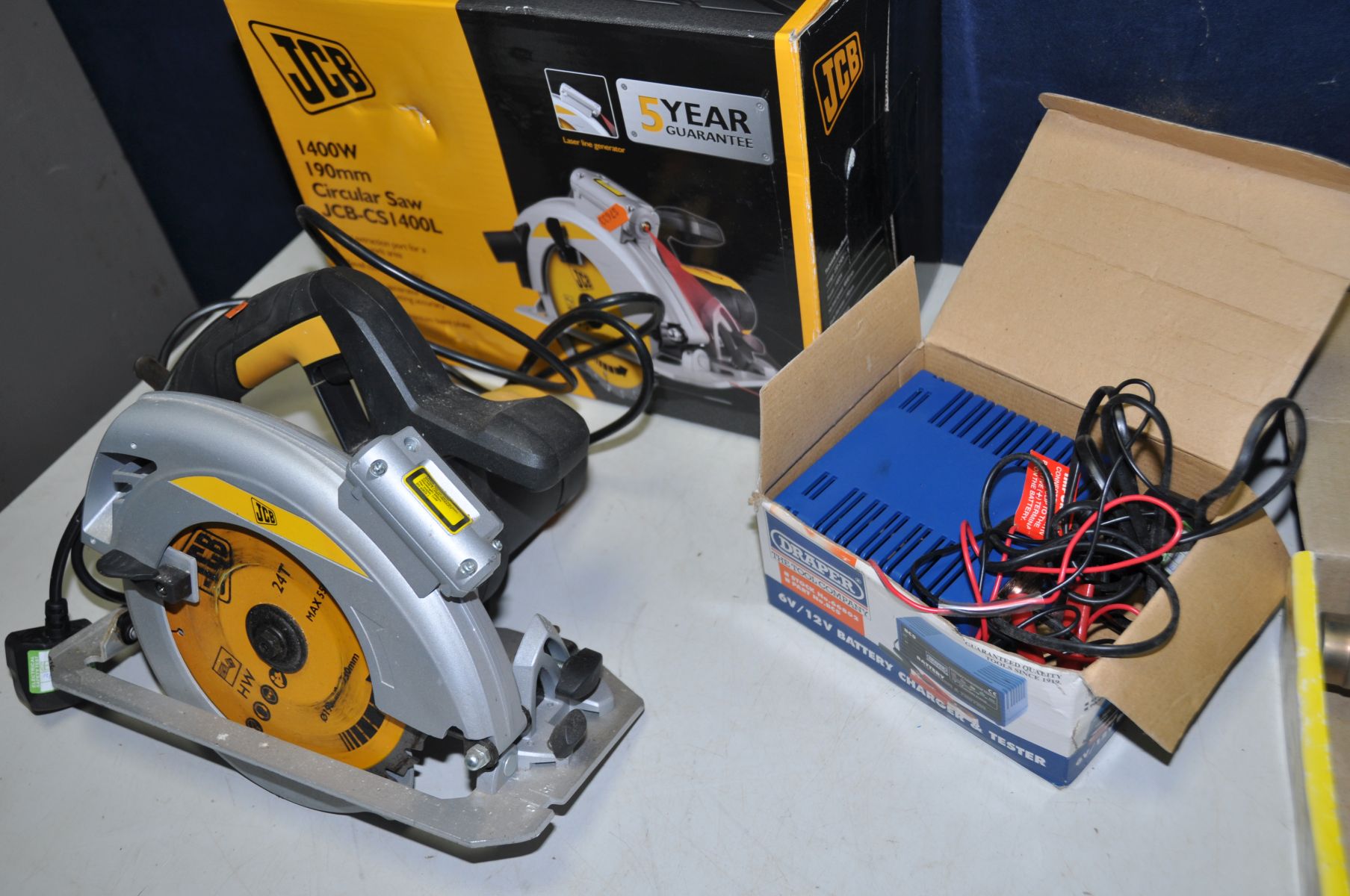 A JCB CS-1400L CIRCULAR SAW, a Draper 6 and 12v Battery Charger, a Bosch PHG-500-2 Heat Gun and a - Image 3 of 3