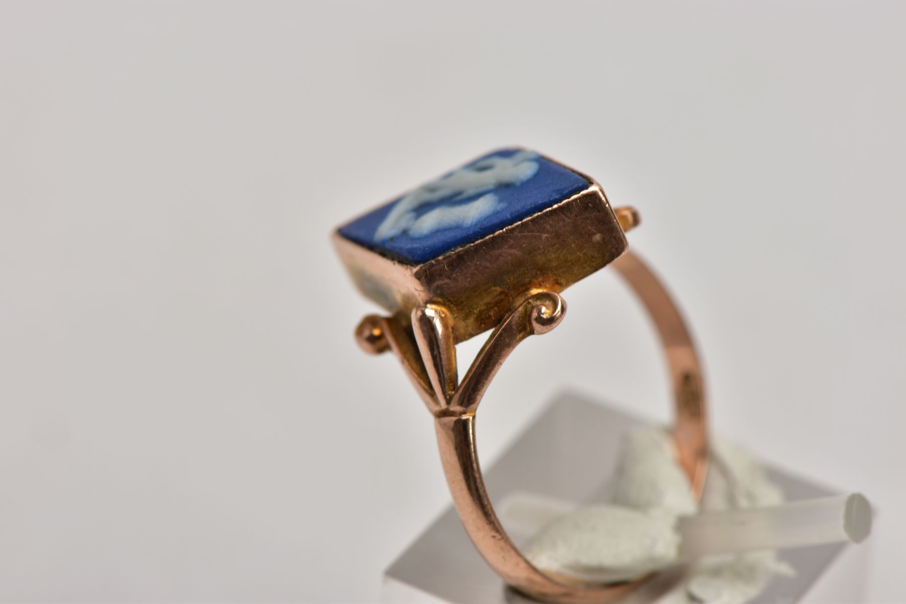 A 9CT ROSE GOLD, GEORGE V WEDGWOOD RING AND A YELLOW METAL CAMEO RING, the blue wedgwood ring of a - Image 6 of 8