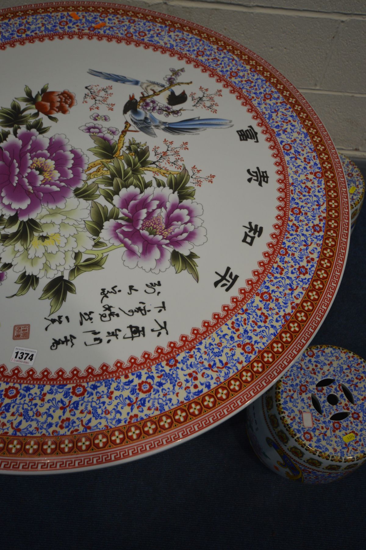 AN ORIENTAL PORCELAIN CIRCULAR TABLE, on a pedestal base, with chinoiserie decoration and majority - Image 3 of 8