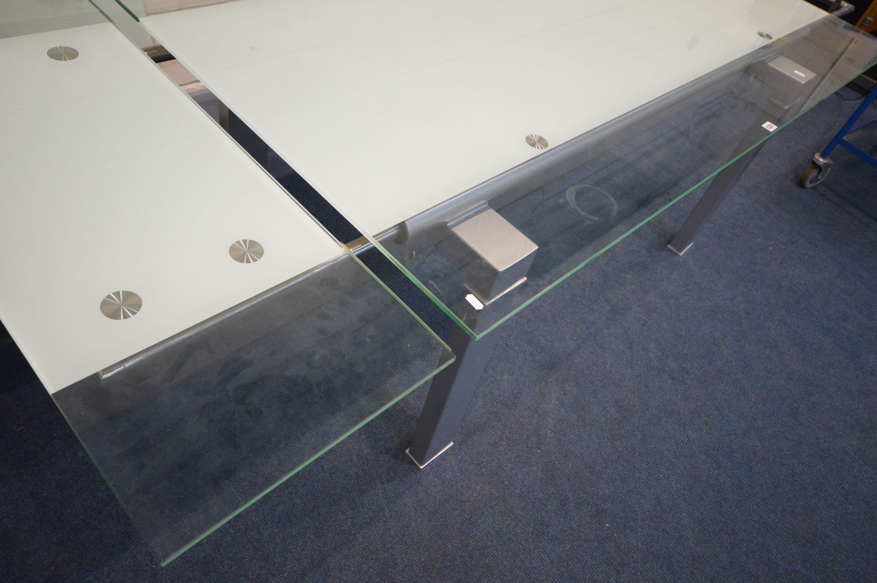 A MODERN GLASS TOP EXTENDING CONFERENCE/DINING ROOM TABLE, on a metal block frame, pull out leaf - Image 5 of 6