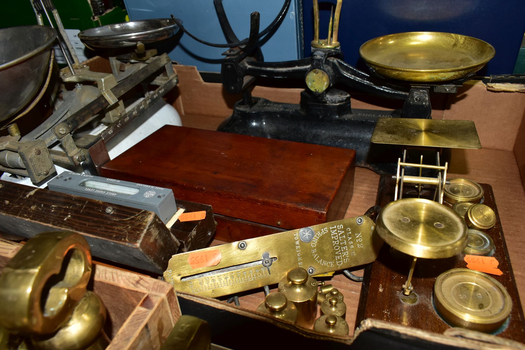 THREE BOXES AND LOOSE SCALES, WEIGHTS, etc, to include various brass bell weights 4lb to 1/4oz and - Bild 8 aus 9