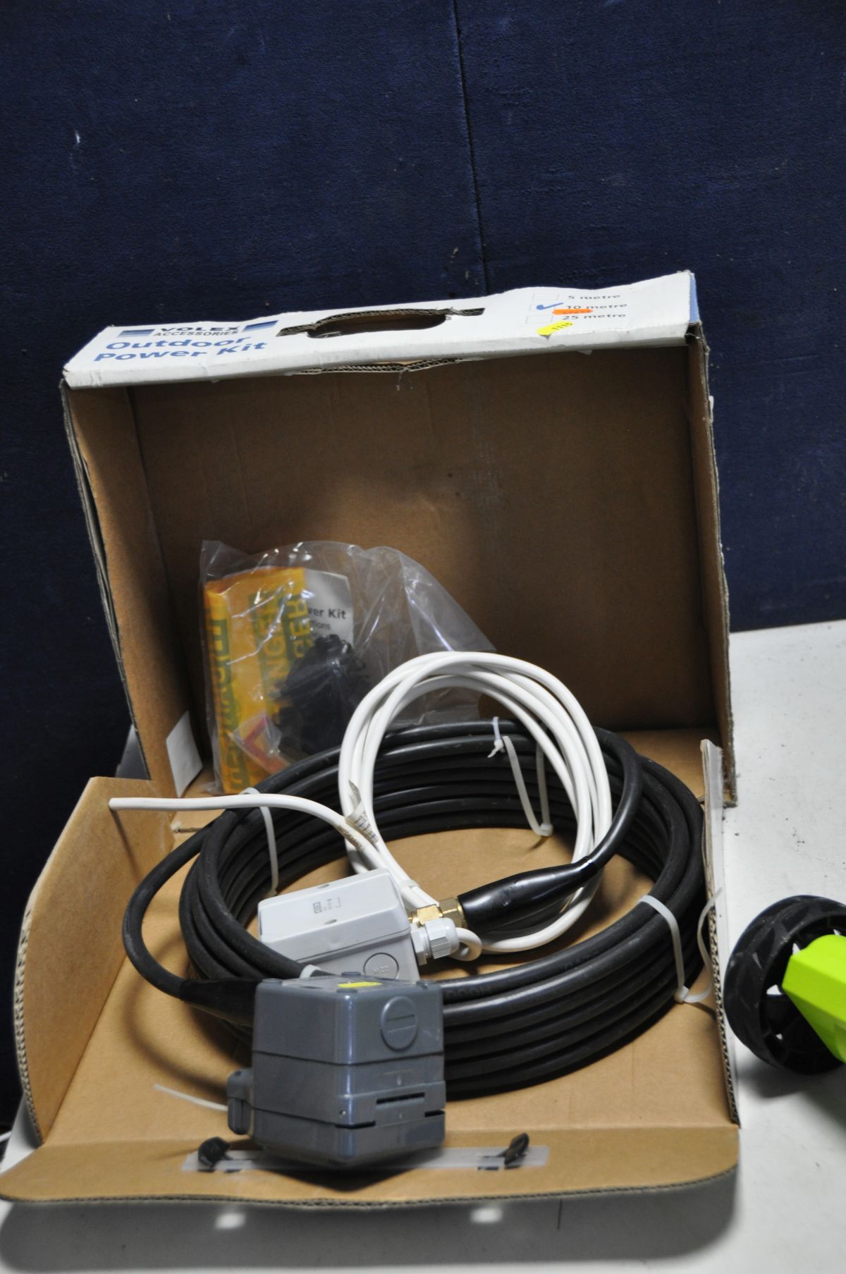 A VOLEX 10m OUTDOOR POWER KIT in box with a Garden Gear weed sweeper (PAT pass and working) (2) - Bild 2 aus 3
