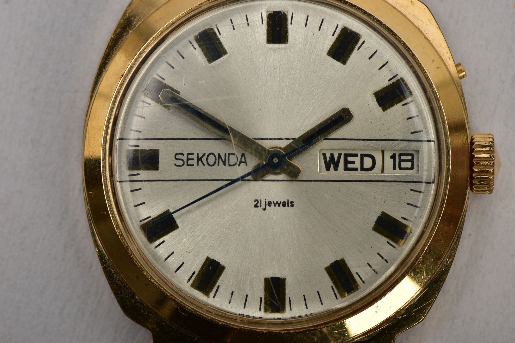 A GENTS SEKONDA WRISTWATCH, hand wound movement, round silver dial signed 'Sekonda, twenty-one - Image 2 of 4