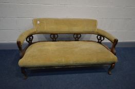 AN EDWARDIAN MAHOGANY AND UPHOLSTERED SALON SOFA, width 136cm (condition - one splat split, fluid