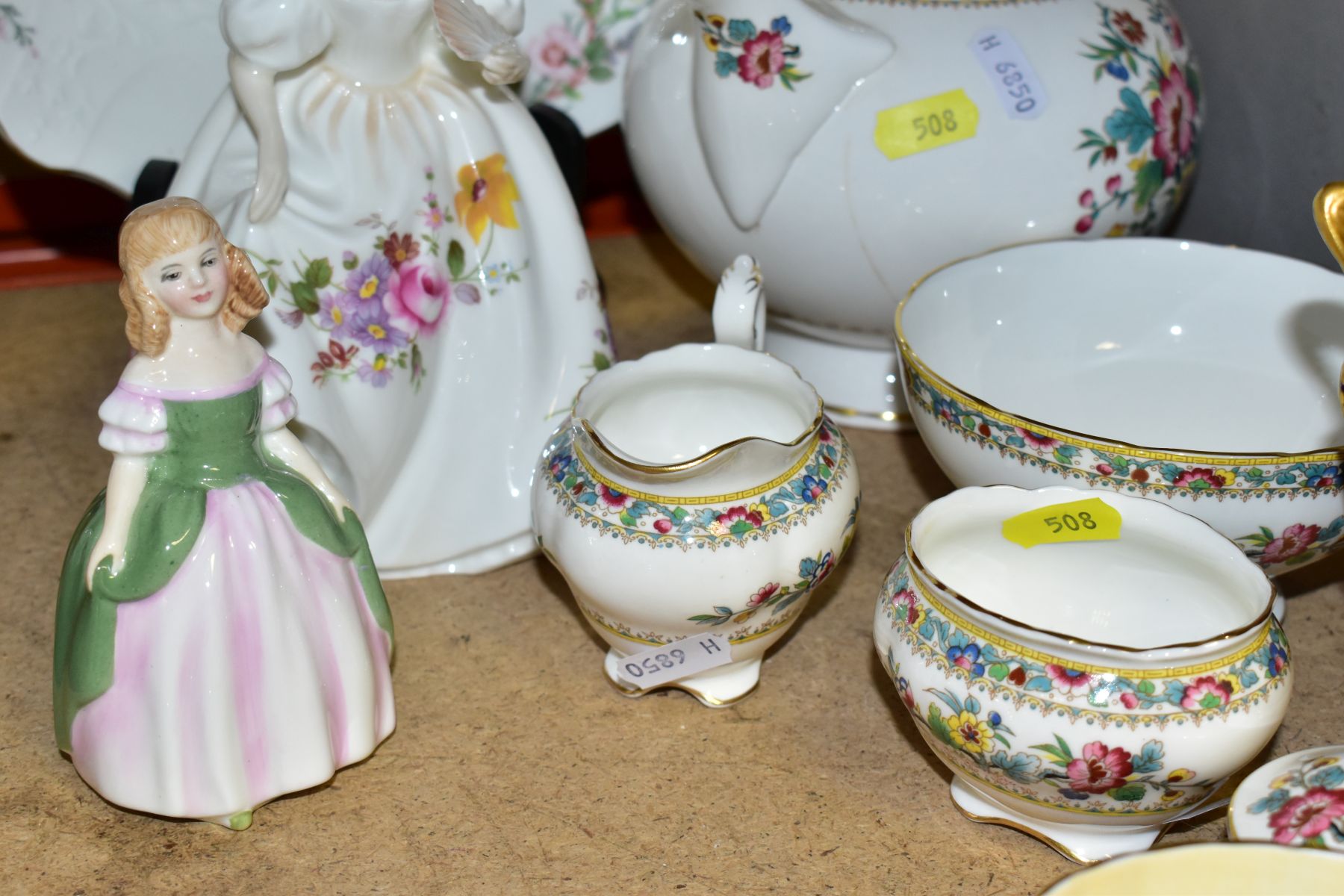 A GROUP OF CERAMIC TEAWARES, GIFTWARE AND ORNAMENTS, comprising two Aynsley 'Orchard Gold' by D - Image 9 of 10