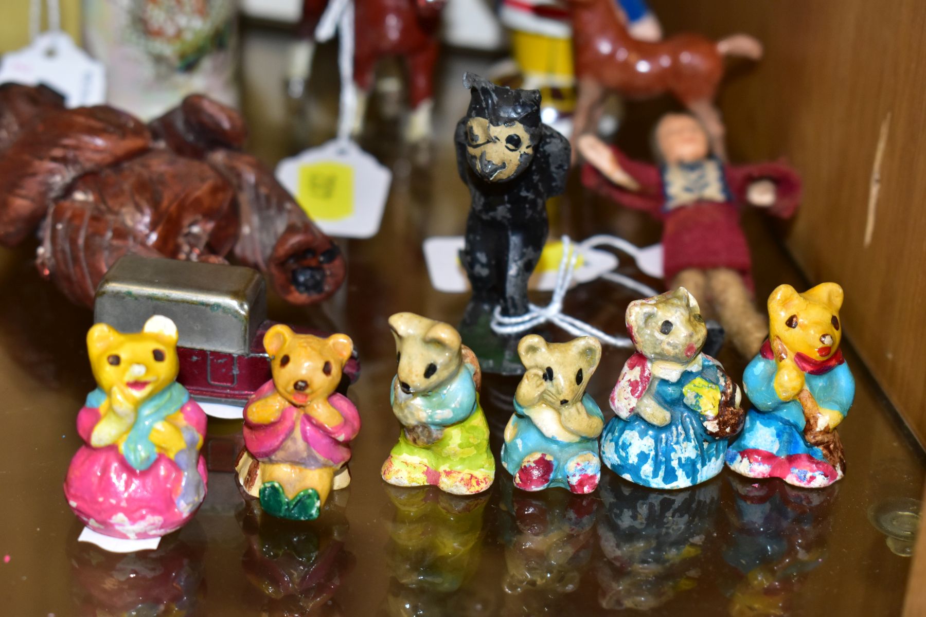 A SMALL GROUP OF LEAD FIGURES AND NOVELTY ITEMS INCLUDING FELIX THE CAT, etc, a Britains - Image 2 of 10