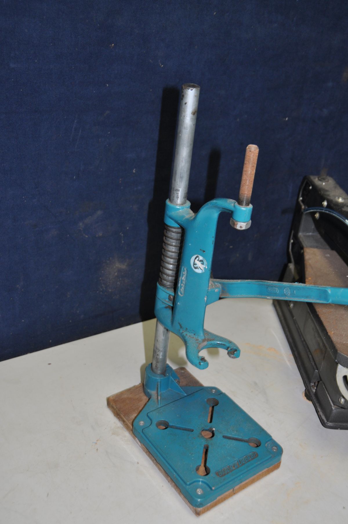 A PERFORMANCE POWER SS16-4 ELECTRIC SCROLL SAW (PAT pass and working - breather pipe broken) and a - Image 2 of 3