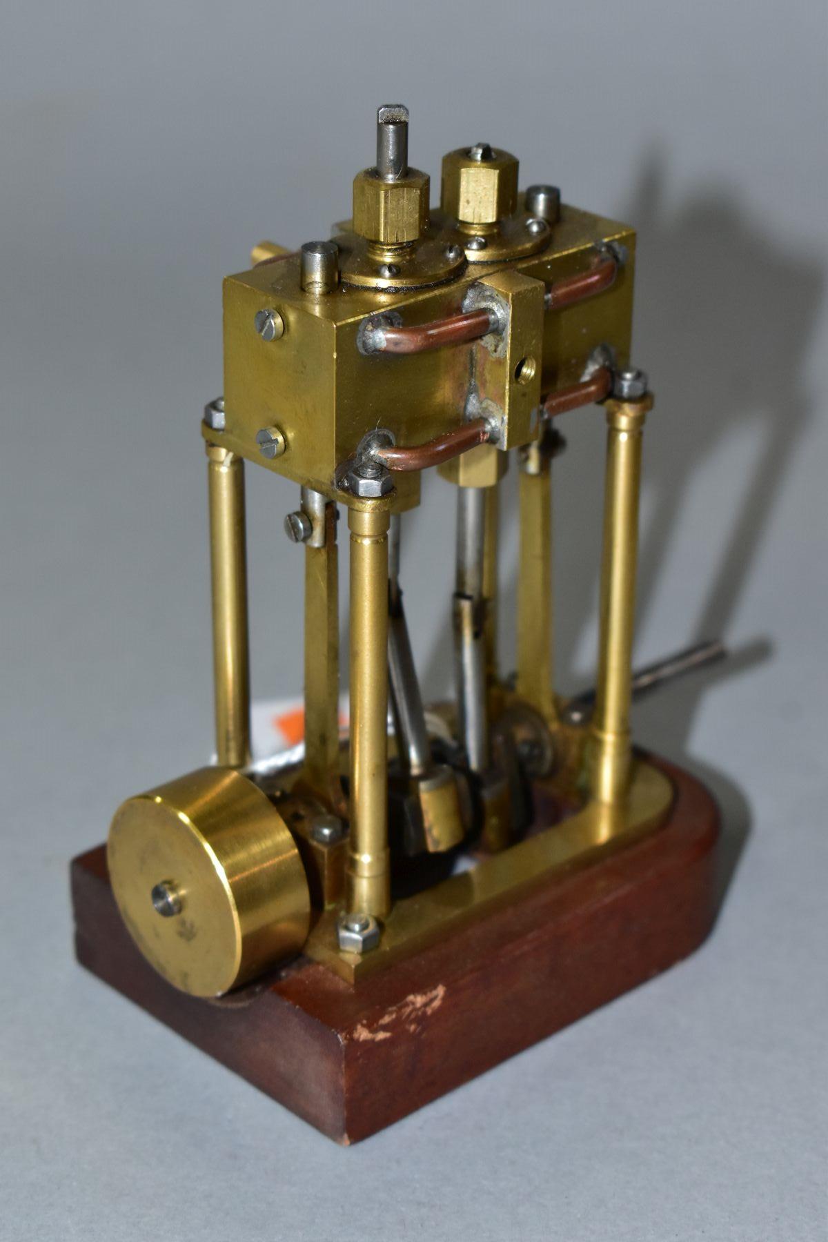 A VERTICAL TWIN CYLINDER LIVE STEAM MODEL OF A MARINE ENGINE, not tested, of brass and steel - Bild 2 aus 4