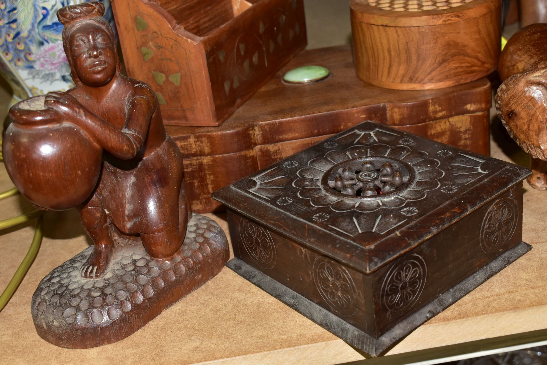 VARIOUS WOODEN ITEMS, GAMES COMPENDIUM, MARBLES etc, to include a tea caddy (cracked and missing - Image 3 of 11