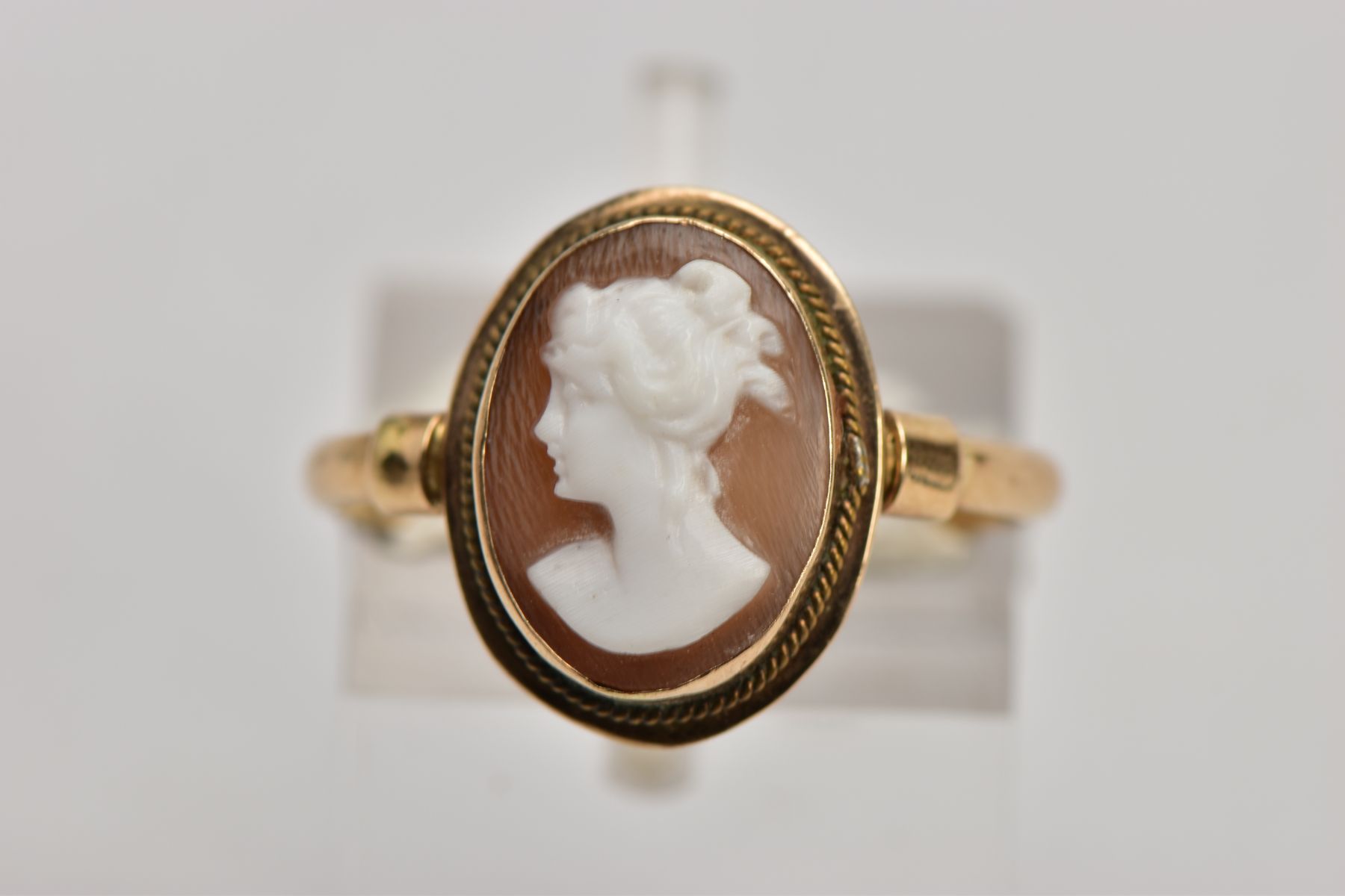 A 9CT ROSE GOLD, GEORGE V WEDGWOOD RING AND A YELLOW METAL CAMEO RING, the blue wedgwood ring of a - Image 4 of 8