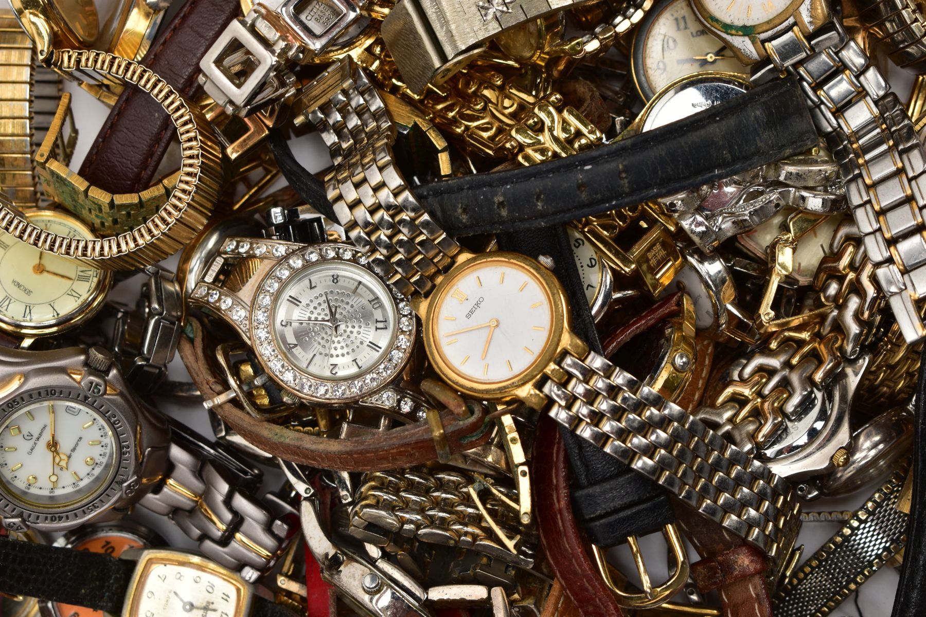 A TRAY OF ASSORTED FASHION WRISTWATCHES, to include a variety of ladies and gentlemen's watches with - Image 2 of 3