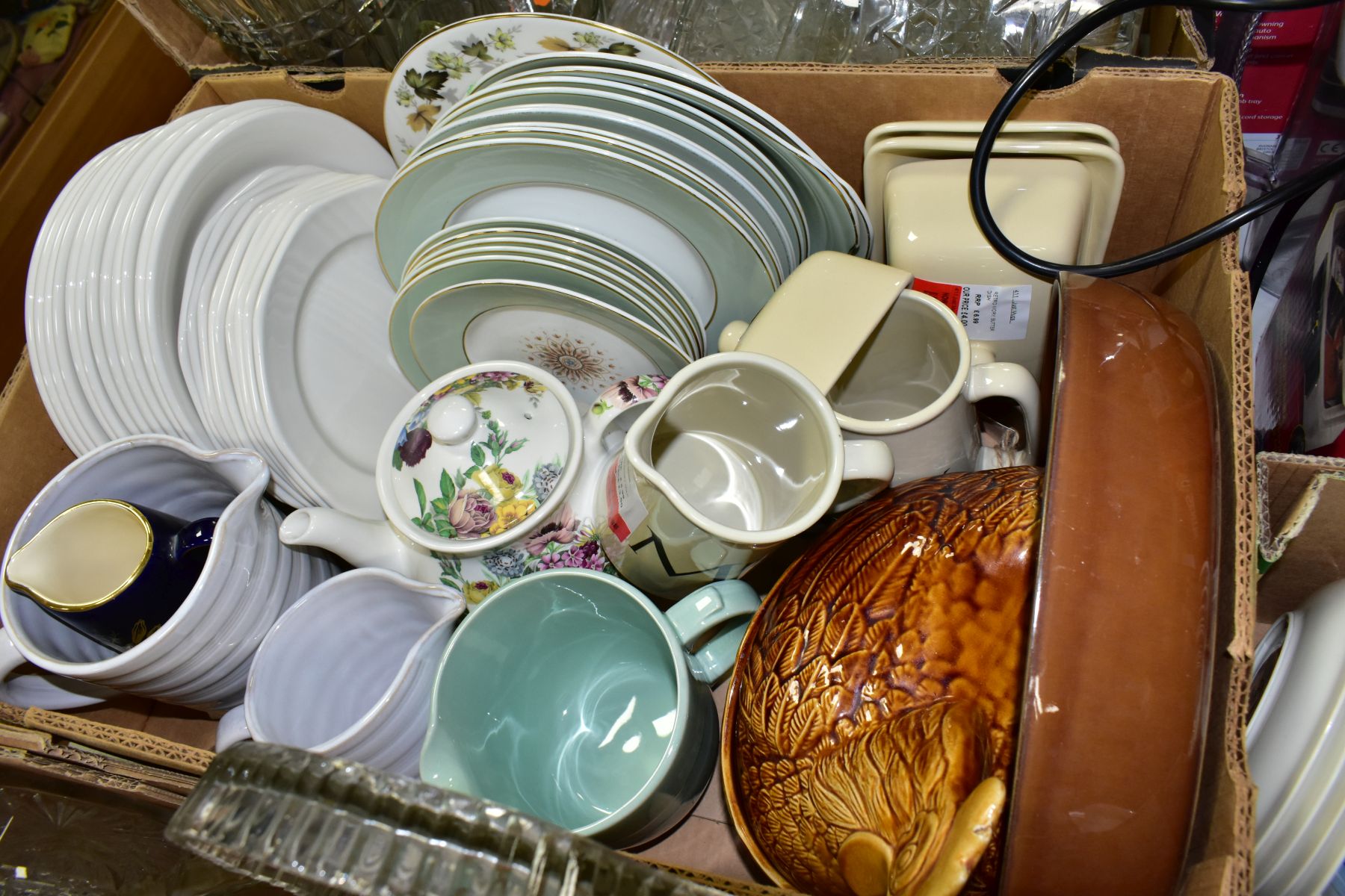 SIX BOXES AND LOOSE TEA/DINNERWARES, GLASSWARES, KITCHEN RELATED ITEMS, etc, to include boxed - Image 8 of 14