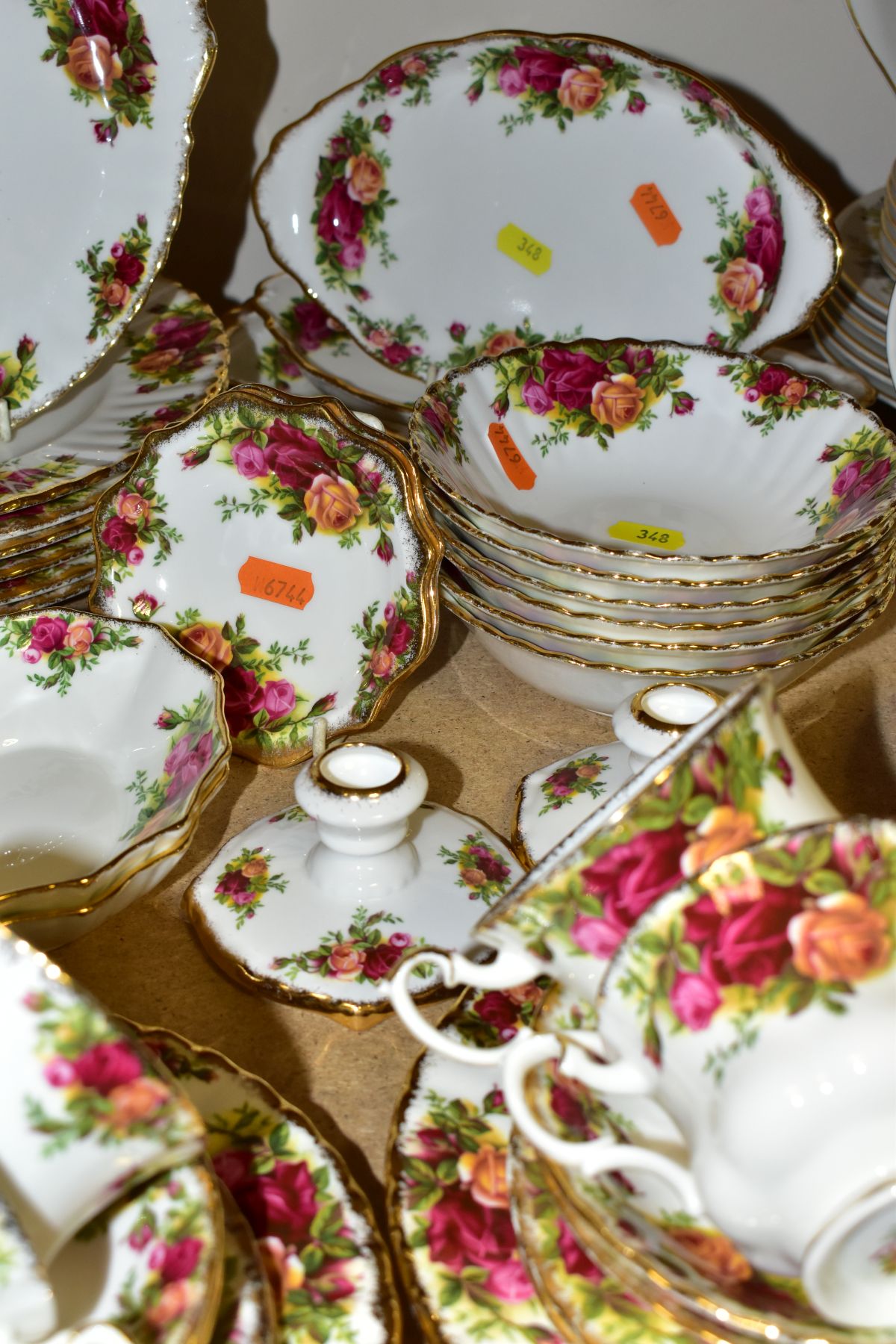 ROYAL ALBERT OLD COUNTRY ROSES DINNER/TEASET, comprising bread plate, six dinner plates, diameter - Bild 5 aus 6