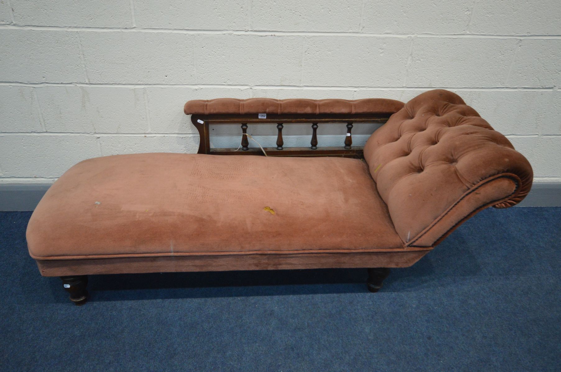 A DISTRESSED EDWARDIAN MAHOGANY CHAISE LONGUE, length 167cm (damaged leg)