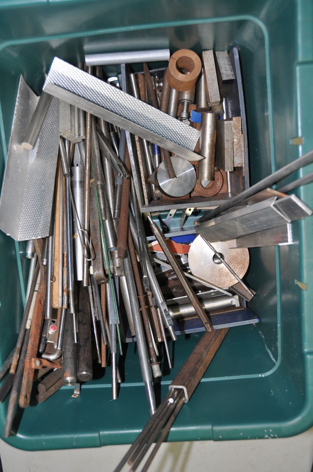 A TRAY CONTAINING A QUANTITY OF STEEL and aluminium turning blanks, bar stock, tube and plate