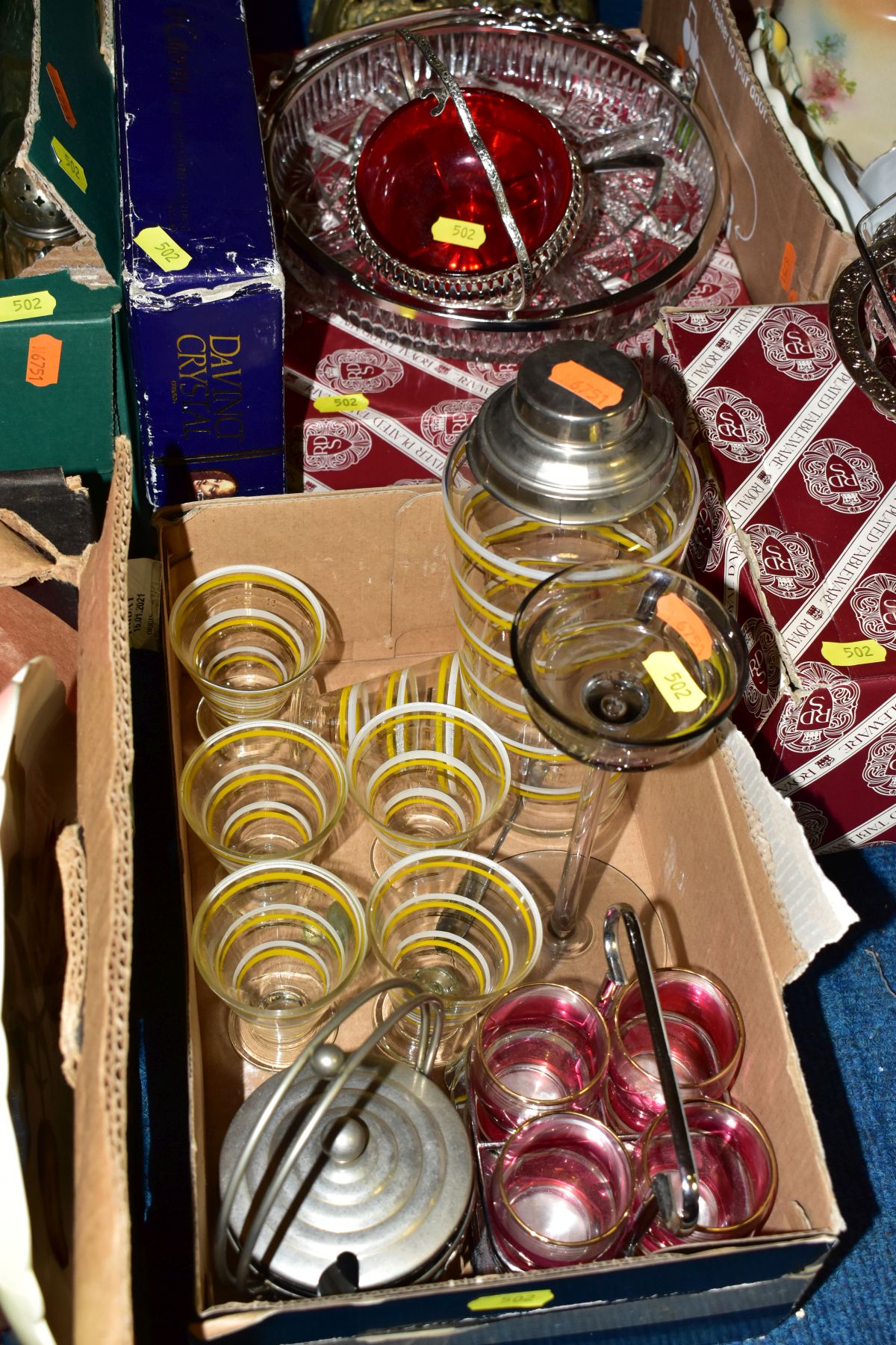 EIGHT BOXES AND LOOSE ITEMS OF CERAMICS, GLASS AND METALWARE to include Czechoslovakian cruet set - Image 14 of 18