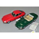 TWO UNBOXED FRANKLIN MINT 1961 JAGUAR E TYPE SPORTS CAR MODELS, both 1/24 scale, roadster in British