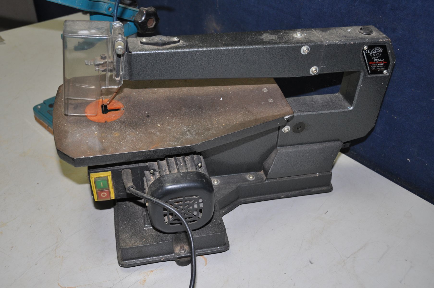 A PERFORMANCE POWER SS16-4 ELECTRIC SCROLL SAW (PAT pass and working - breather pipe broken) and a - Image 3 of 3