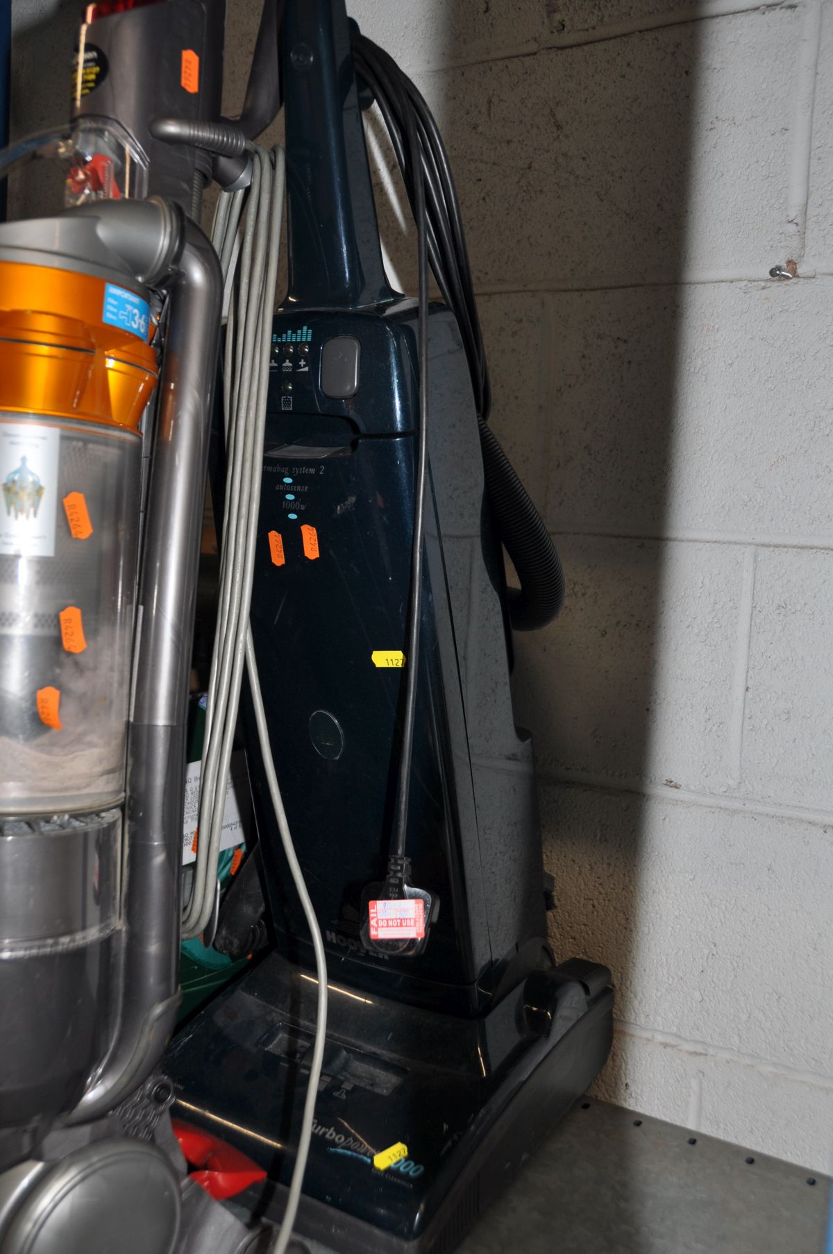 A DYSON DC18 SLIM UPRIGHT VACUUM CLEANER (PAT pass and working but brush bar not) and a Hoover - Bild 2 aus 2