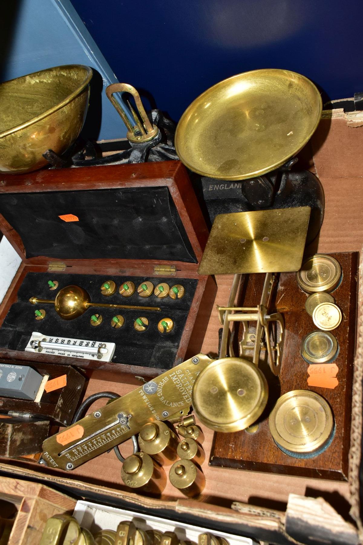 THREE BOXES AND LOOSE SCALES, WEIGHTS, etc, to include various brass bell weights 4lb to 1/4oz and - Bild 4 aus 9