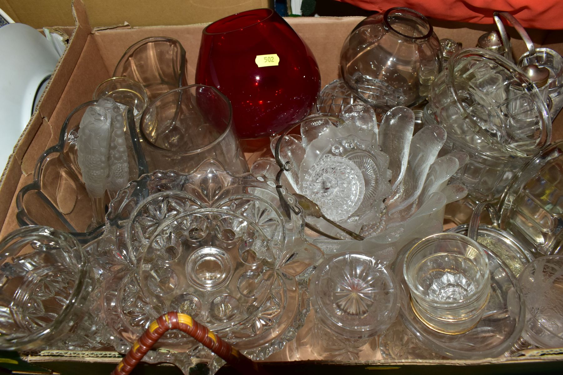 EIGHT BOXES AND LOOSE ITEMS OF CERAMICS, GLASS AND METALWARE to include Czechoslovakian cruet set - Image 9 of 18