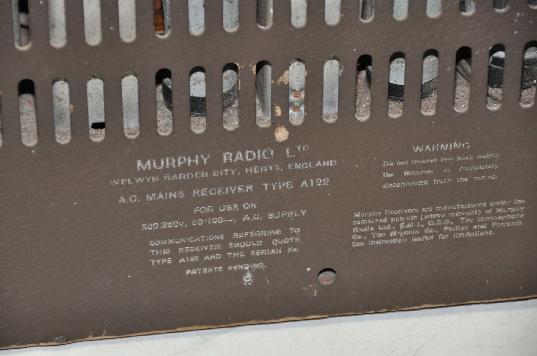 A VINTAGE MURPHY A122 VALVE RADIO in a walnut case (no plug so untested one control knob missing) - Image 2 of 5