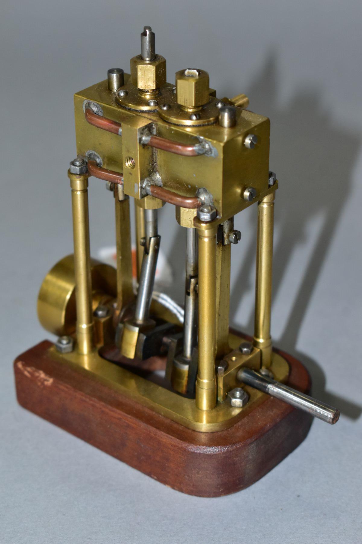 A VERTICAL TWIN CYLINDER LIVE STEAM MODEL OF A MARINE ENGINE, not tested, of brass and steel - Bild 3 aus 4