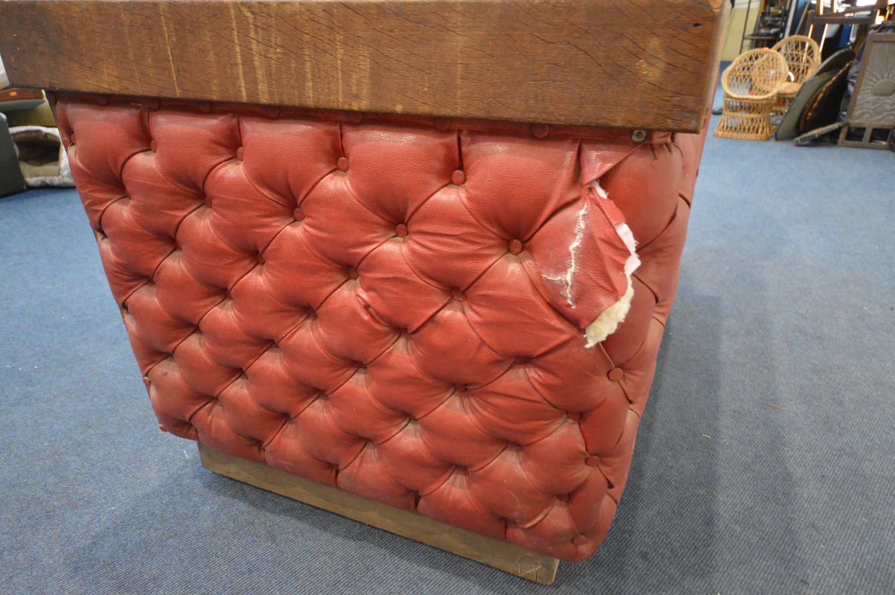 AN EARLY 20TH CENTURY OAK AND RED LEATHERETTE BUTTON SIDED KNEE HOLE DESK, with a bank of four - Image 7 of 7