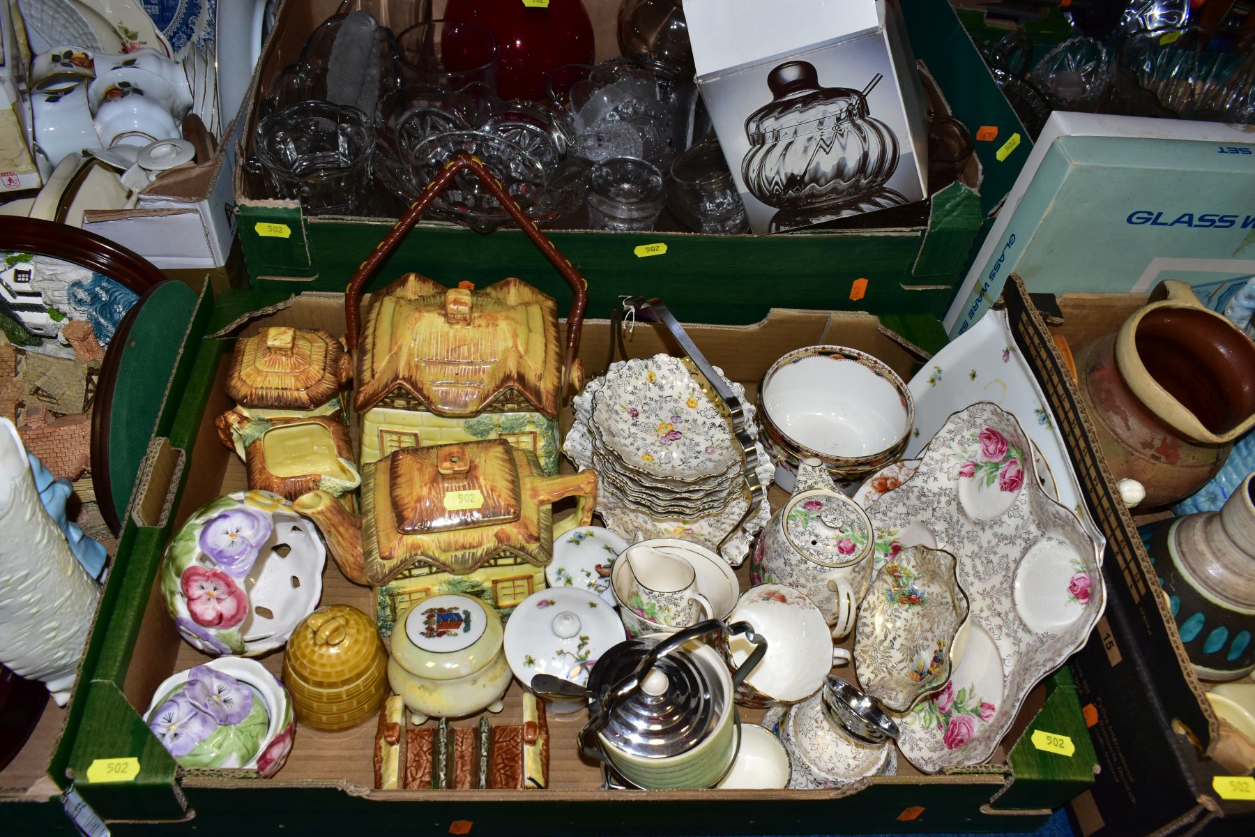 EIGHT BOXES AND LOOSE ITEMS OF CERAMICS, GLASS AND METALWARE to include Czechoslovakian cruet set - Image 7 of 18