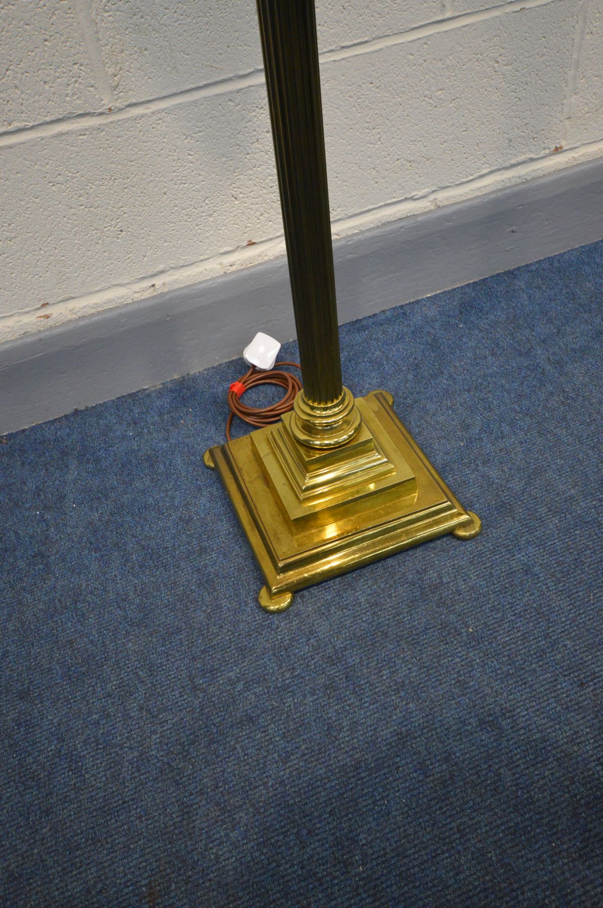 A BRASS CORINTHIUM COLUMN TELESCOPIC STANDARD LAMP, with a fabric shade - Image 2 of 3