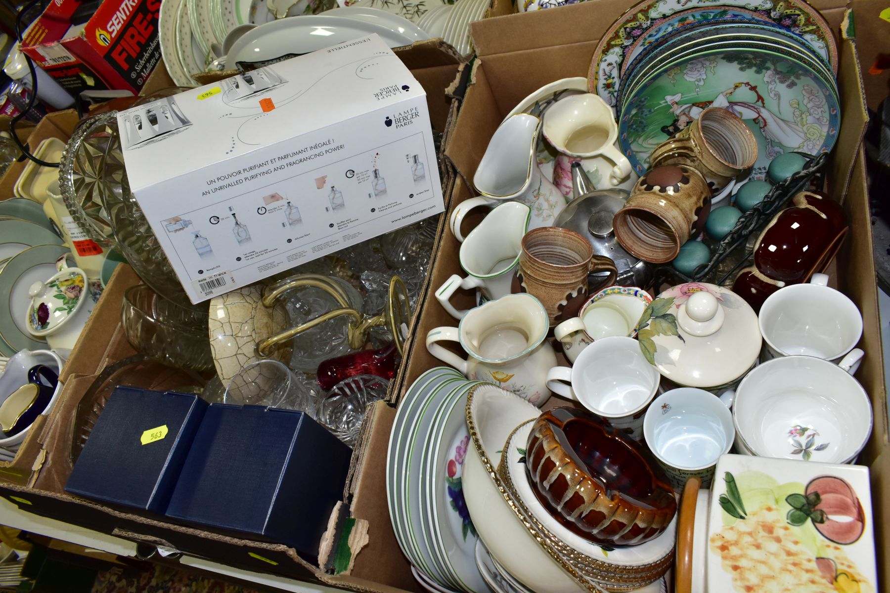 SIX BOXES AND LOOSE TEA/DINNERWARES, GLASSWARES, KITCHEN RELATED ITEMS, etc, to include boxed - Image 13 of 14