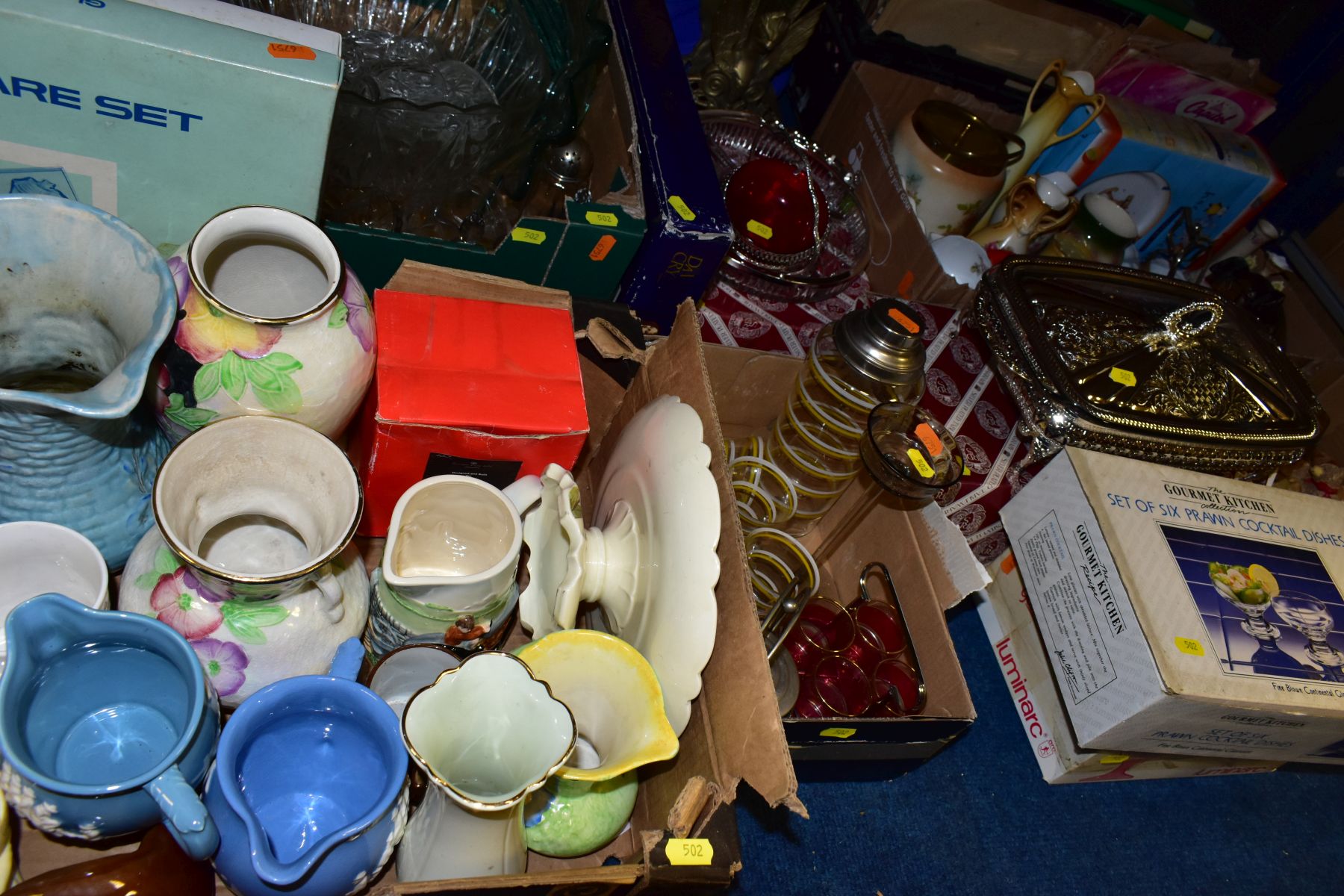 EIGHT BOXES AND LOOSE ITEMS OF CERAMICS, GLASS AND METALWARE to include Czechoslovakian cruet set - Image 2 of 18